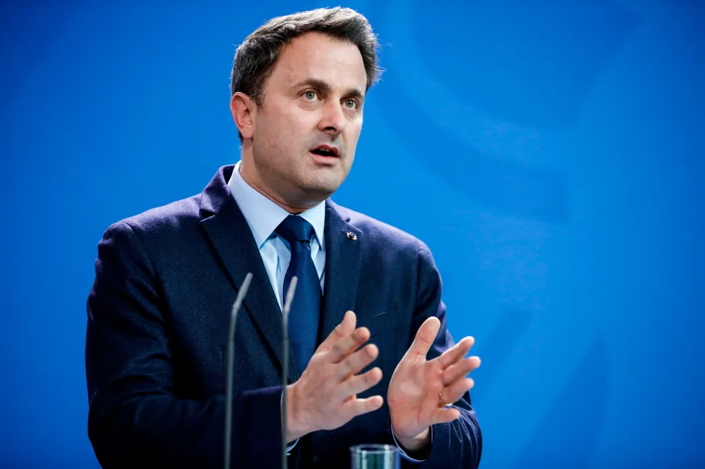 El primer ministro gay de Luxemburgo, Xavier Bettel, asiste a una conferencia de prensa conjunta con la canciller alemana en la cancillería de Berlín, el 13 de febrero de 2019.