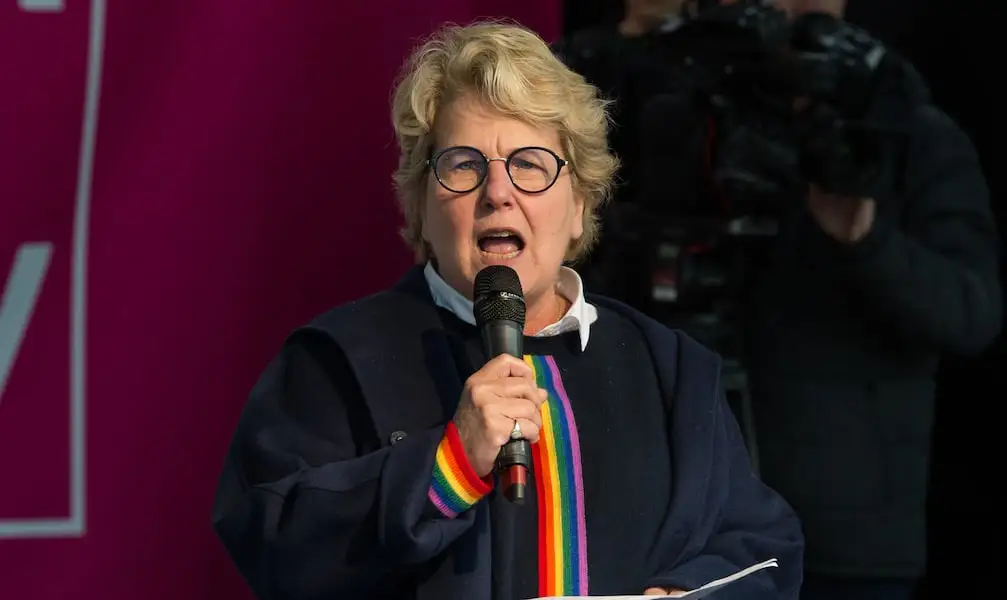 Sandi Toksvig se toma un descanso de la radiodifusión para volver a la universidad.