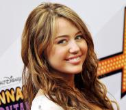 La actriz estadounidense Miley Cyrus, que más tarde se declaró LGBTQ, posa para los fotógrafos en la alfombra roja de la película "Hannah Montana - The Movie" en la ciudad de Munich, en el sur de Alemania, el 25 de abril de 2009. La película se estrenará en junio. 1 de enero de 2009 en los cines alemanes.  AFP PHOTO DDP / JOERG KOCH ALEMANIA FUERA (El crédito de la foto debe ser JOERG KOCH/DDP/AFP vía Getty Images)