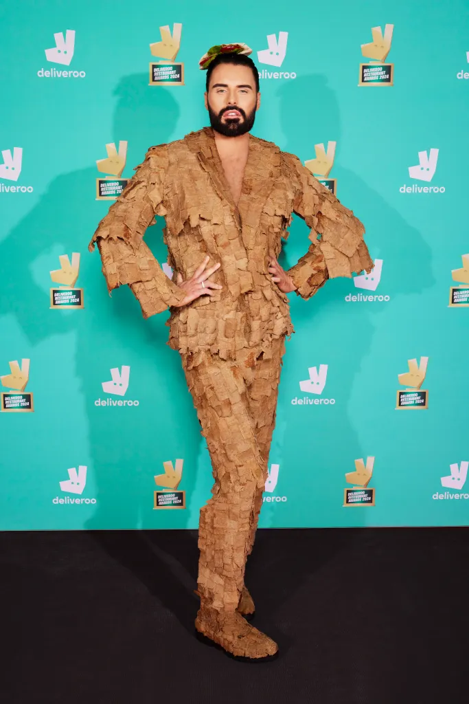 Rylan con su propio vestido de carne de kebab.