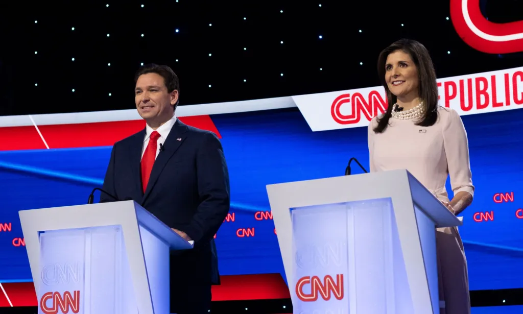 Ron DeSantis y Nikki Haley, quienes han sido sugeridos en el pasado como vicepresidentes elegidos por Donald Trump, se encuentran en los podios durante un debate sobre el candidato presidencial republicano.
