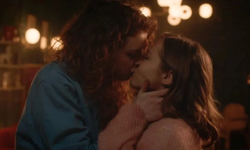 Meredith y Mia se besan en la serie recientemente cancelada, Vampire Academy.  (Pavo real)