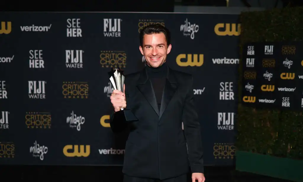 Jonathan Bailey gana el premio Critics' Choice por Compañeros de viaje