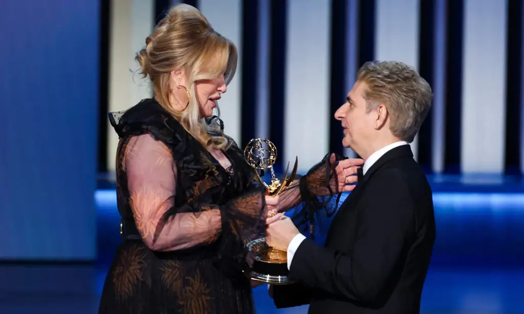 El coprotagonista de Jennifer Coolidge, Michael Imperioli, le entregó el Emmy a la mejor actriz de reparto