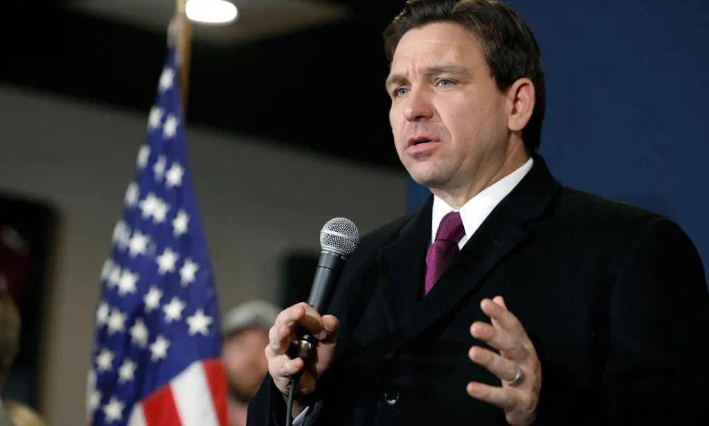 Ron DeSantis habla ante los votantes republicanos en el caucus de Iowa