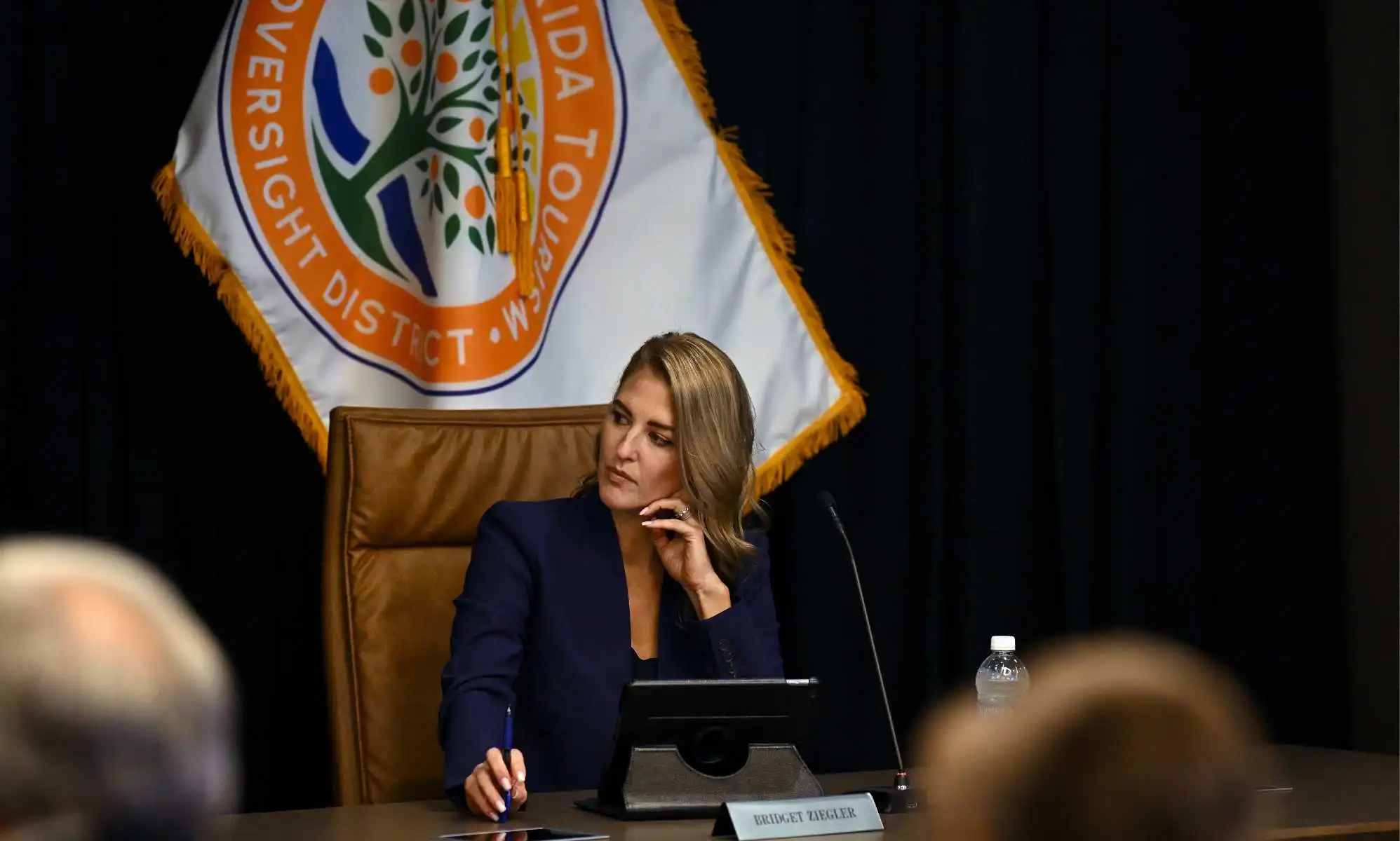 La líder de Moms For Liberty, Bridget Ziegler, aún no ha dimitido por el escándalo sexual, y la gente en Florida no está contenta