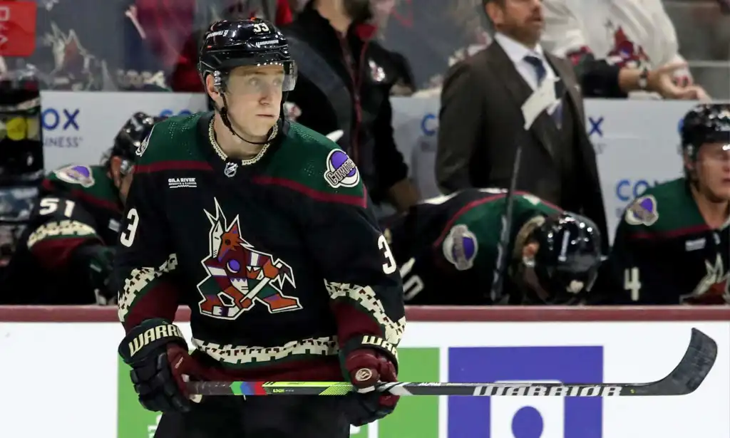 Travis Dermott desafiando la prohibición de Pride Tape de la NHL