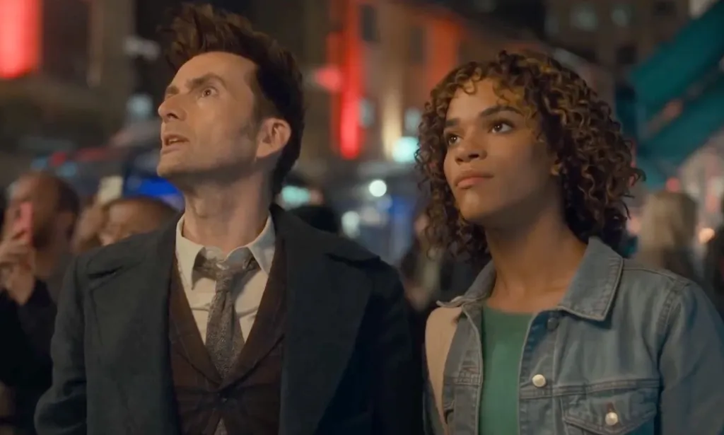 Una imagen del especial Doctor Who de la BBC que muestra al Señor del Tiempo (interpretado por David Tennant) junto a Rose, un personaje trans interpretado por Yasmin Finney.