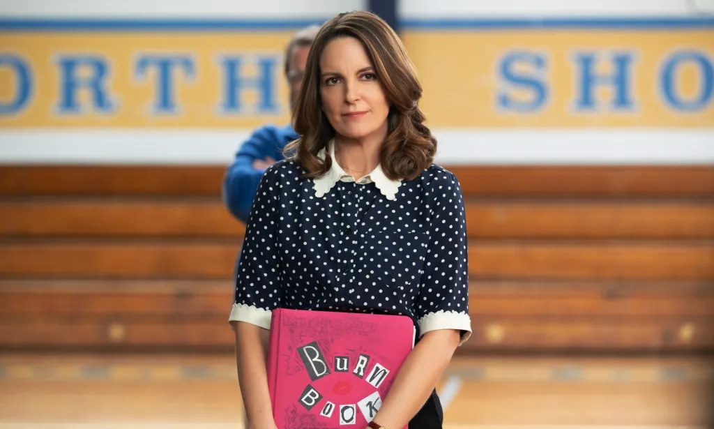 Tina Fey sostiene el libro quemado en Mean Girls 2024