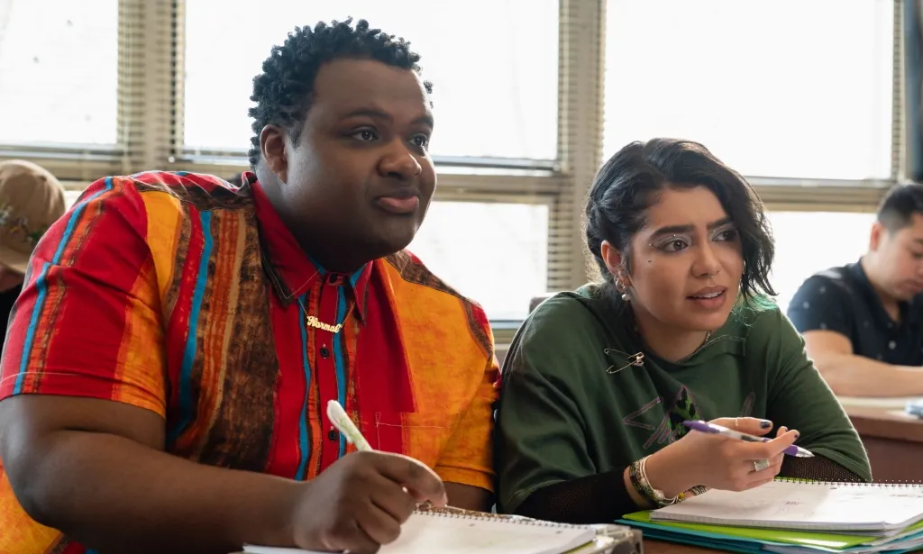Jaquel Spivey como Damian y Auliʻi Cravalho como Janis en Mean Girls.