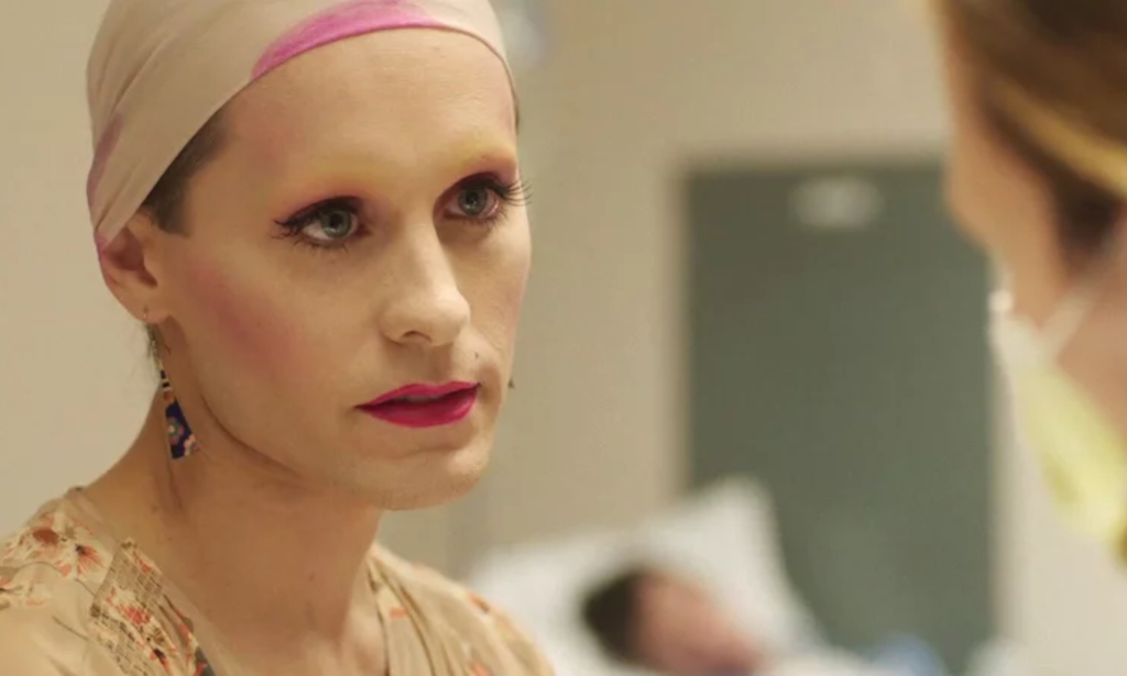 Jared Leto como la mujer trans Rayon en Dallas Buyers Club, maquillada con una crema y un pañuelo sobre el cabello.
