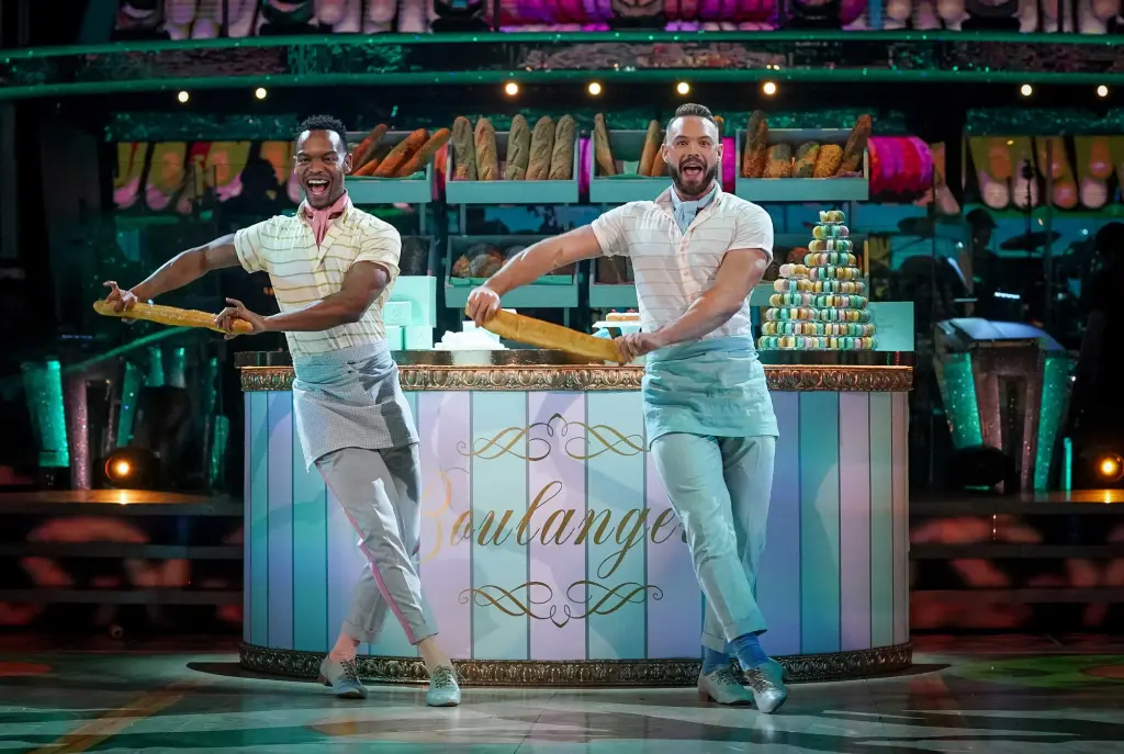 Estrictamente Johannes Radebe conmovido hasta las lágrimas por la asociación con John Whaite