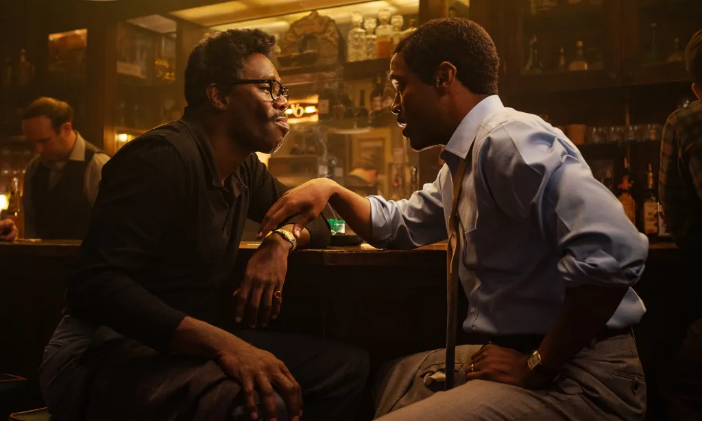 Colman Domingo como Bayard Rustin (L) con Johnny Ramey como socio Elias (R).  (Netflix)