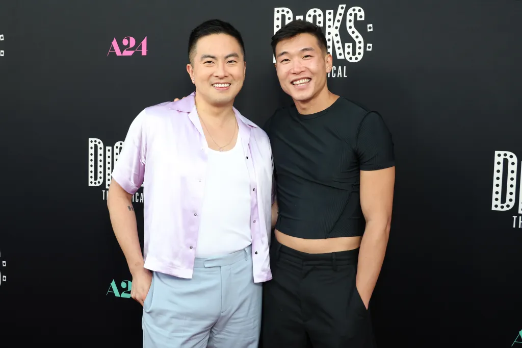 Bowen Yang y Joel Kim Booster posando en el estreno de una película.