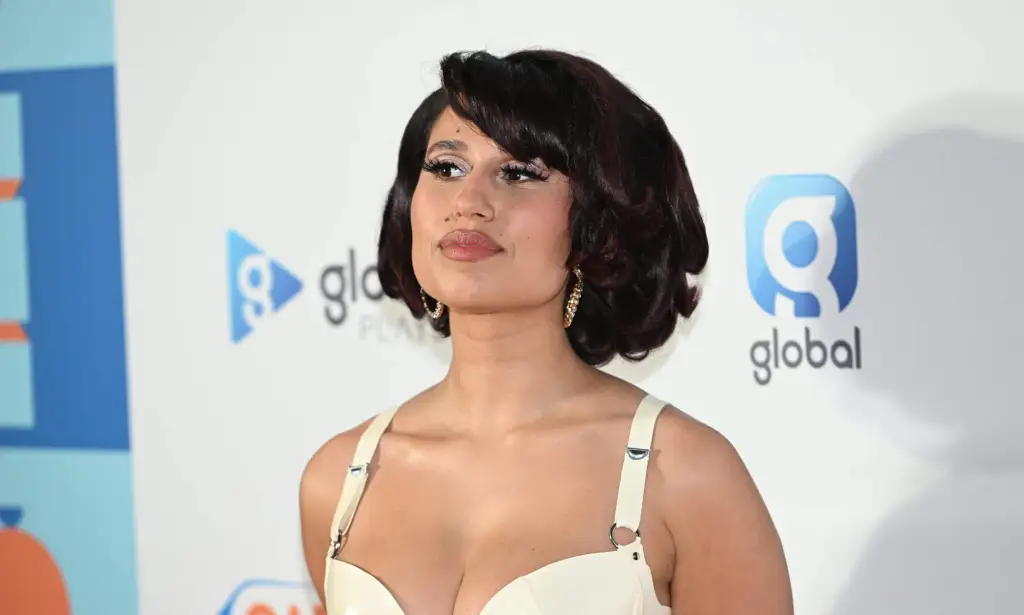 Raye posa en la alfombra roja del Jingle Bell Ball.