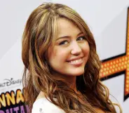 La actriz estadounidense Miley Cyrus, que más tarde se declaró LGBTQ, posa para los fotógrafos en la alfombra roja de la película "Hannah Montana - The Movie" en la ciudad de Munich, en el sur de Alemania, el 25 de abril de 2009. La película se estrenará en junio. 1 de enero de 2009 en los cines alemanes.  AFP PHOTO DDP / JOERG KOCH ALEMANIA FUERA (El crédito de la foto debe ser JOERG KOCH/DDP/AFP vía Getty Images)
