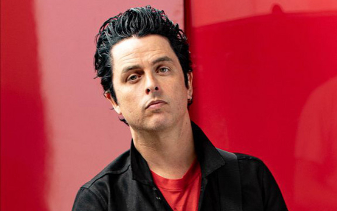 A Billie Joe Armstrong de Green Day le encanta que lo llamen ícono bisexual: "Es jodidamente genial"