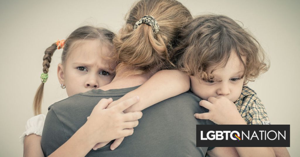 Decenas de familias huyen de Ohio después de que se aprueba la prohibición de la atención médica contra las personas trans