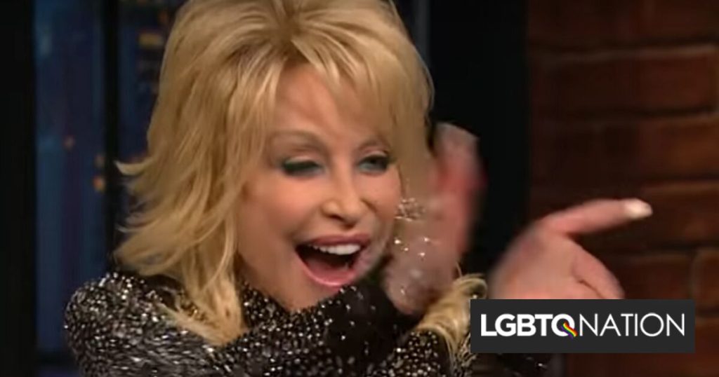 Dolly Parton le da un regalo sorpresa a la reina de Texas que luchó contra la prohibición de drag queen en el estado