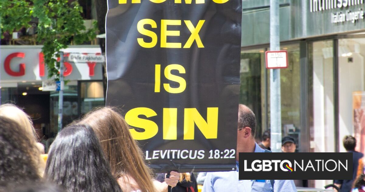 El hijo del pastor de Hate gana $101 en un acuerdo después de ser enviado a casa por usar una camiseta homofóbica