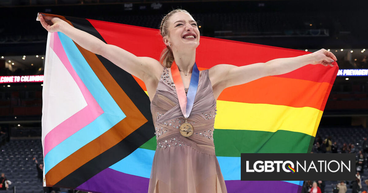 El patinador artístico campeón hace historia y despliega la bandera del Orgullo durante la ceremonia de entrega de la medalla de oro