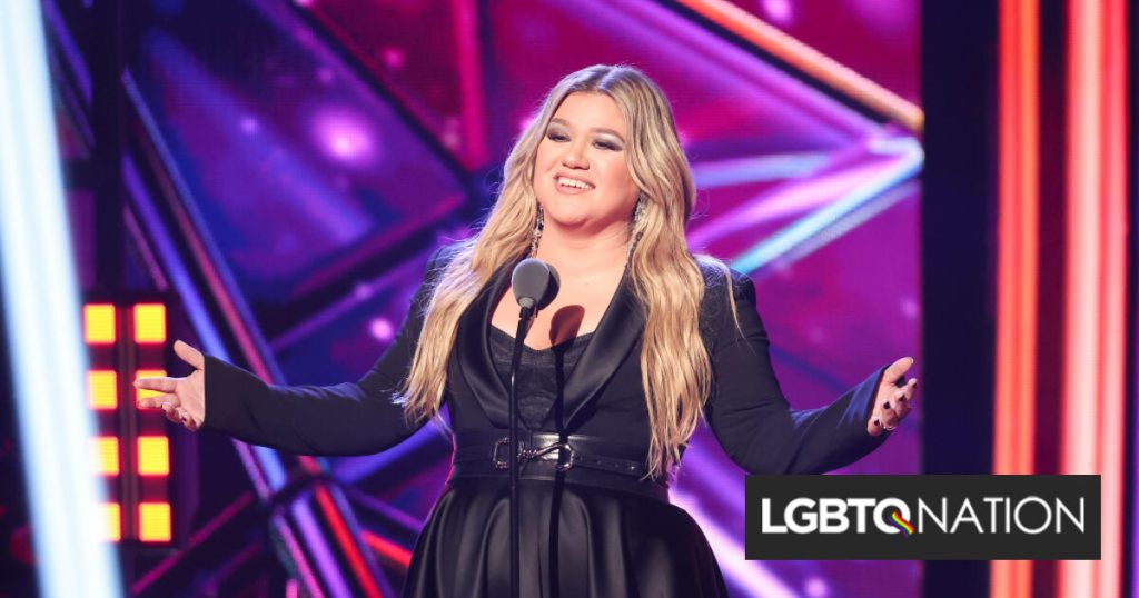 Kelly Clarkson ayudó a una pareja gay a casarse durante su programa