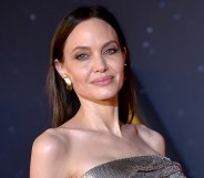 Angelina Jolie con un vestido plateado de Versace en la alfombra roja de Marvel's Eternals