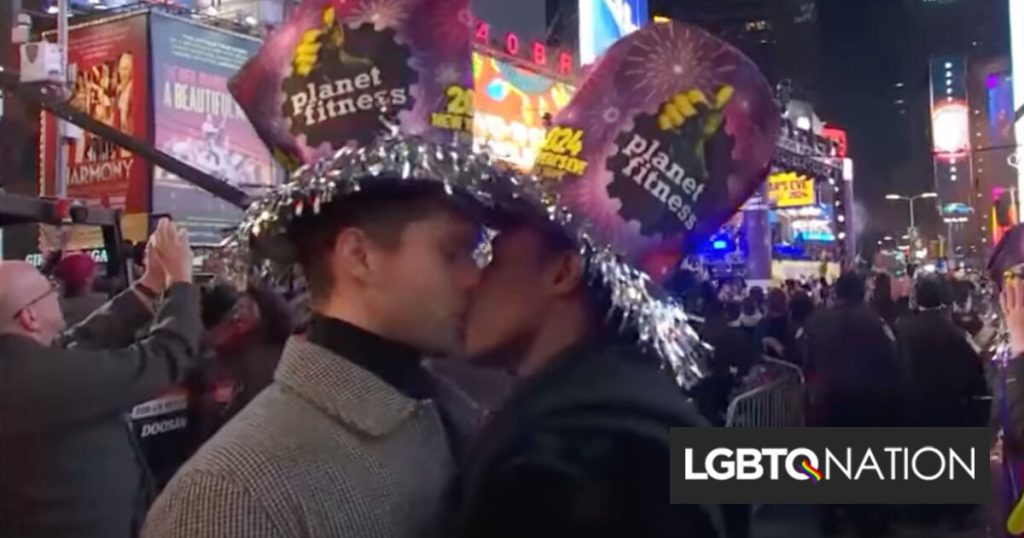 La derecha se enfurece en la víspera de Año Nuevo de CNN por mostrar un beso gay