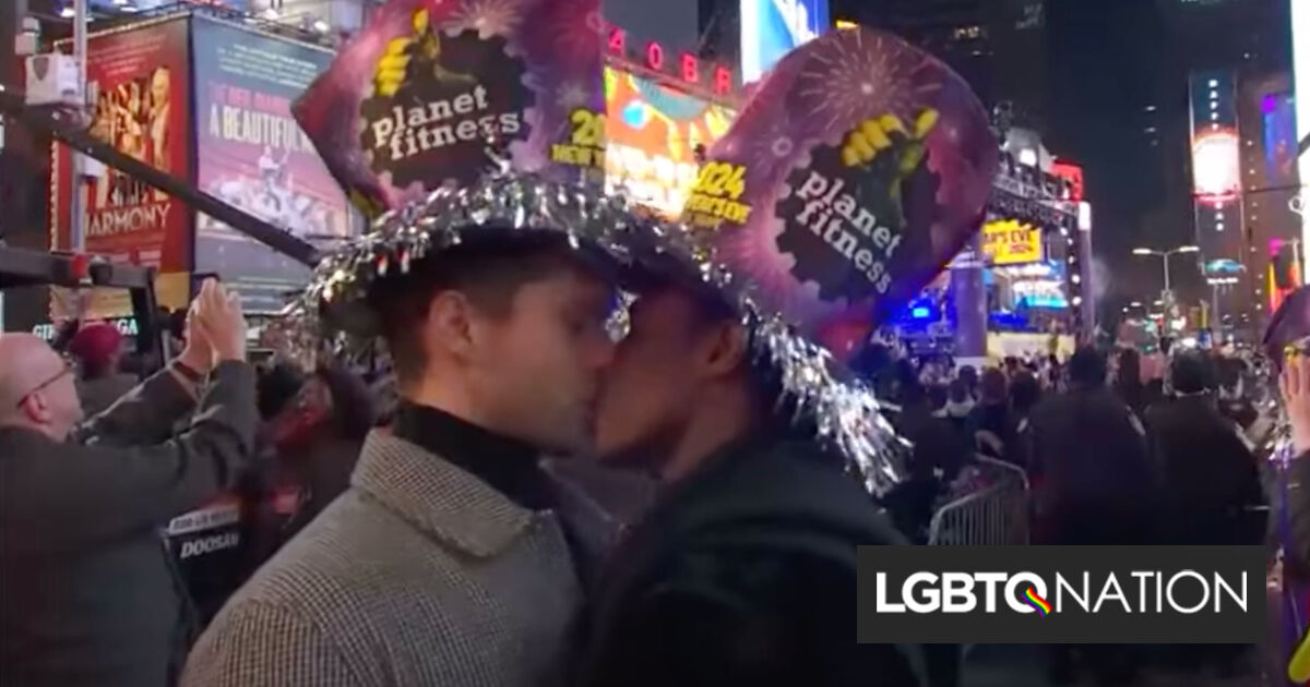 La derecha se enfurece en la víspera de Año Nuevo de CNN por mostrar un beso gay