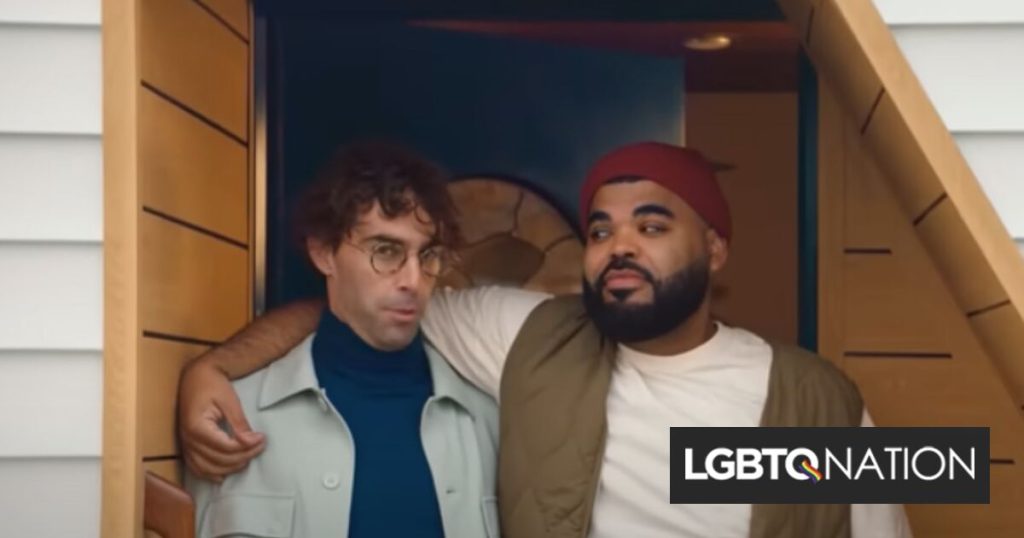 Los cristianos conservadores se enfurecen por el anuncio “antinatural” de TurboTax que muestra a una pareja gay amorosa