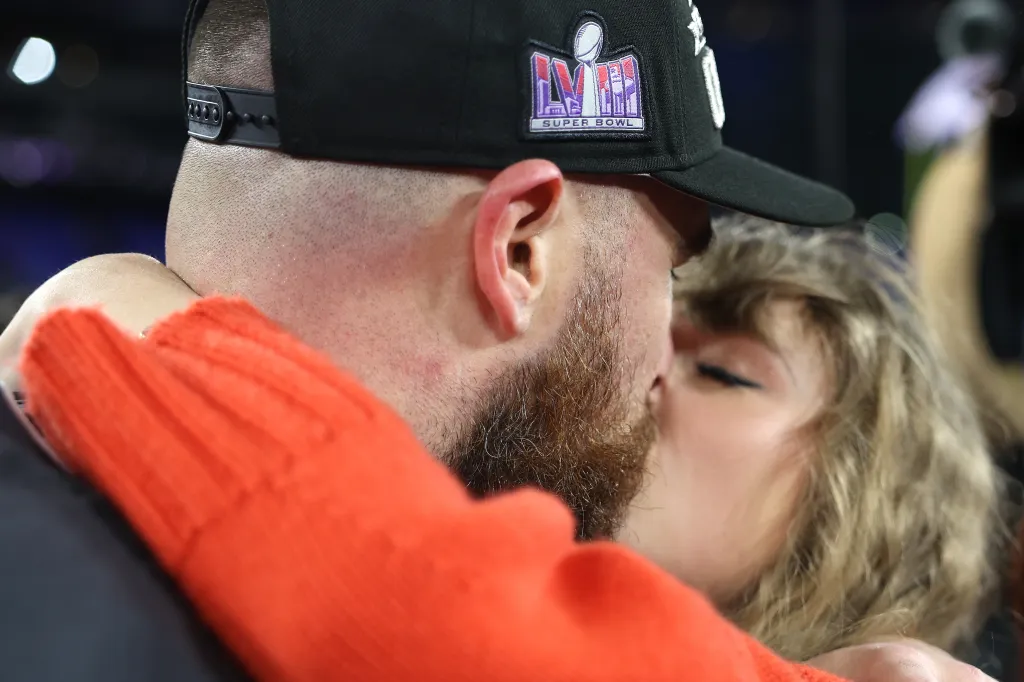 Los fanáticos llaman a la final de la NFL 'The Swiftie Bowl' después del momento del beso en el campo de Taylor Swift y Travis Kelce