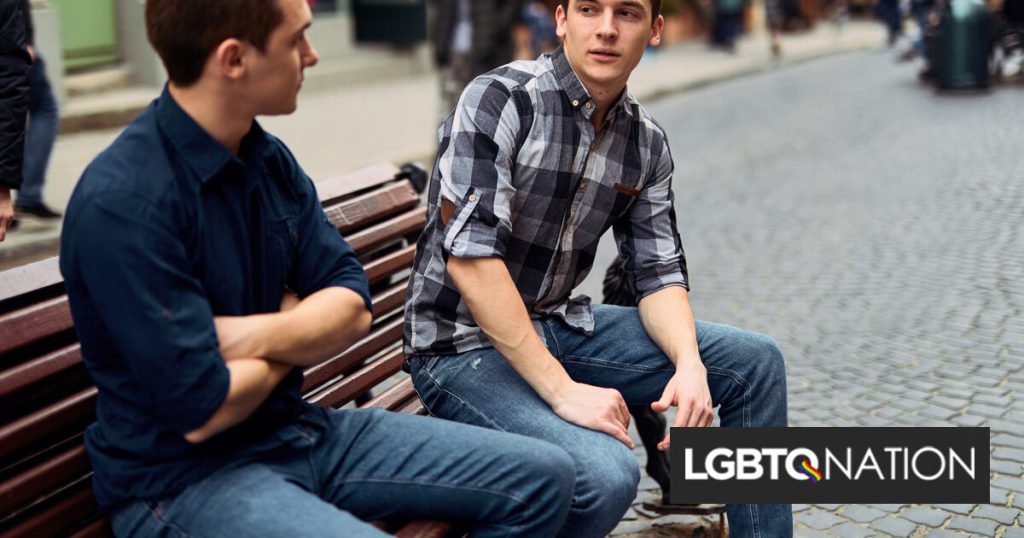 Los hombres se sienten más cómodos yendo a bares gay que diciéndoles a otros hombres “te amo”