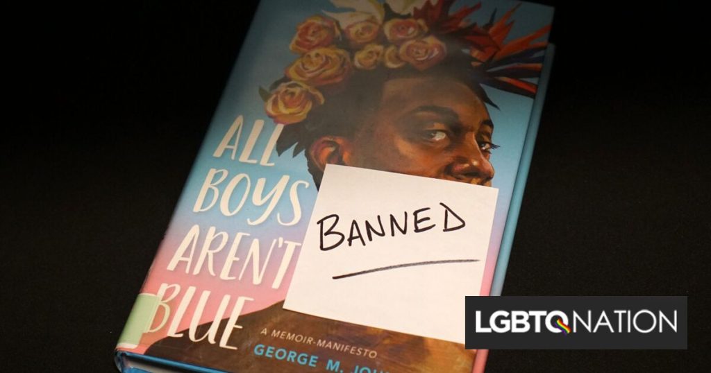 Moms for Liberty quiere retirar fondos a las bibliotecas que permiten a los niños sacar libros para adultos