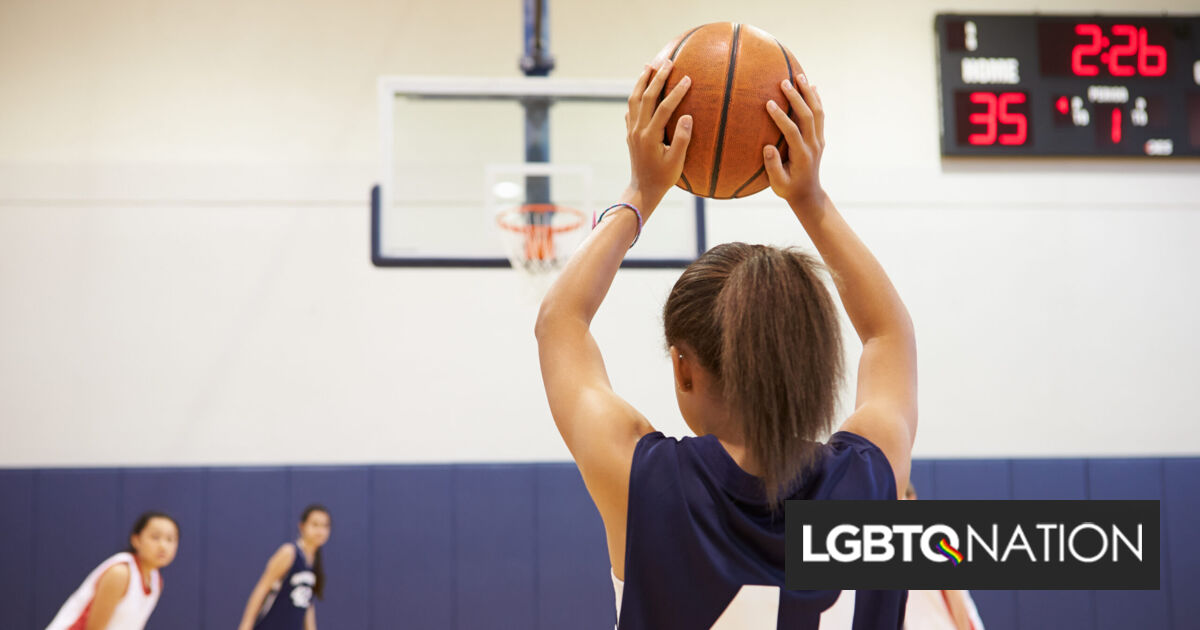 Padre desquiciado expulsado de los juegos de baloncesto de la escuela secundaria después de acusar a un jugador de ser trans