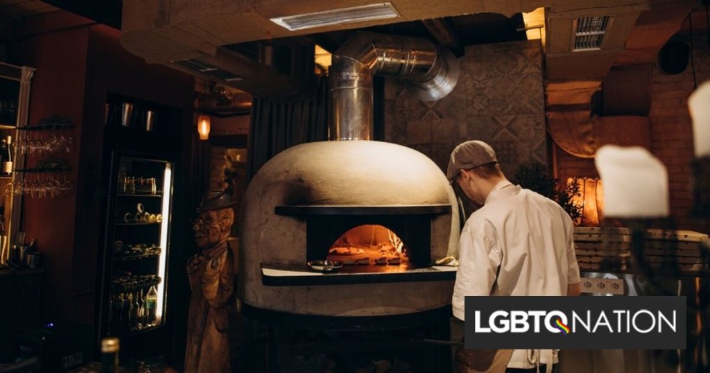 Pizzería le pagará a un hombre trans 25.000 dólares después de que un brutal acoso lo obligara a renunciar