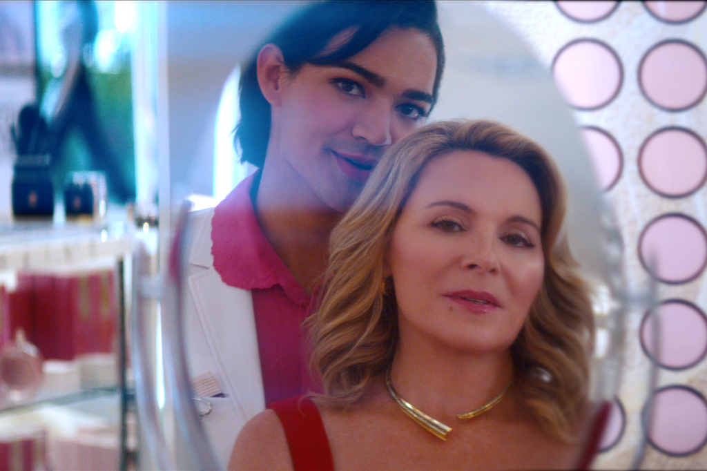 Miss Benny como Marco, Kim Cattrall como Madolyn en Glamorous.