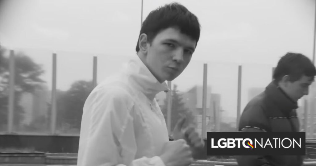 Rapero condenado bajo la ley anti-LGBTQ+ de Rusia por asistir a una fiesta de “ilusión desnuda” vestido solo con un calcetín