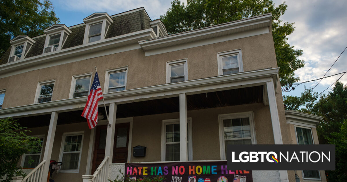 Republicanos enojados van a protestar contra una bandera que dice “Aquí el odio no tiene hogar” en un salón de clases