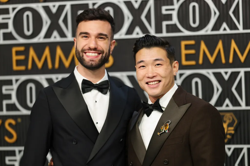 John-Michael Sudsina y Joel Kim Booster en los premios Emmy.