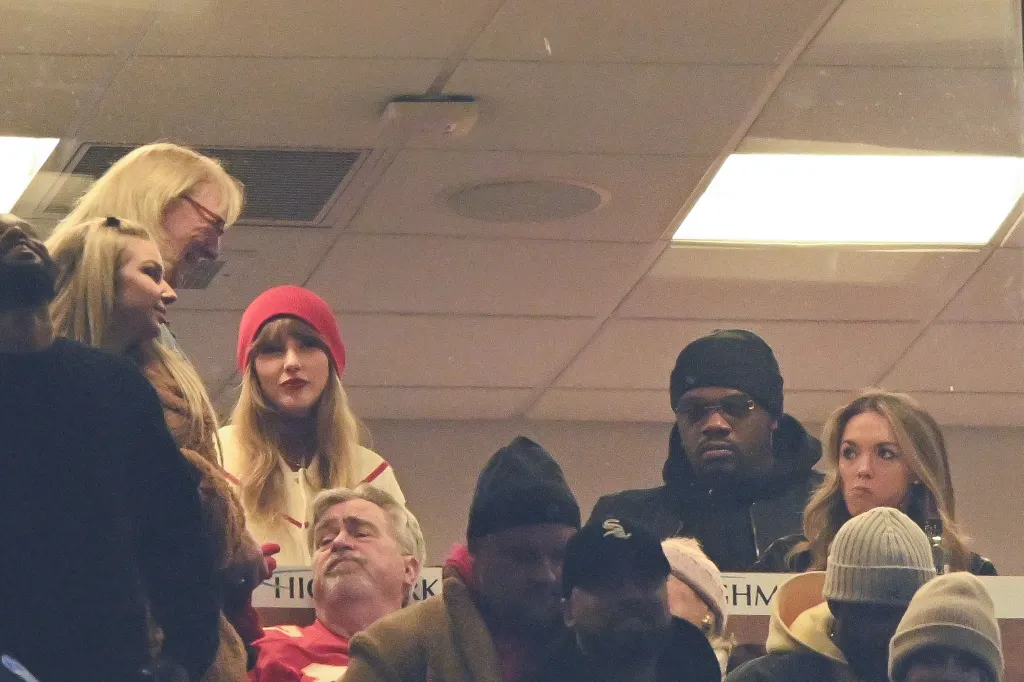 Travis Kelce celebra el touchdown con las manos en forma de corazón y los Swifties no pueden hacer frente