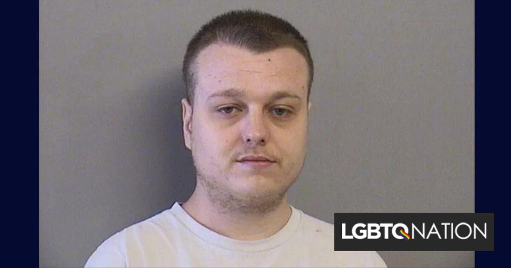 Un homófobo atacó con una bomba incendiaria una tienda de donas drag-friendly.  Se irá por años.