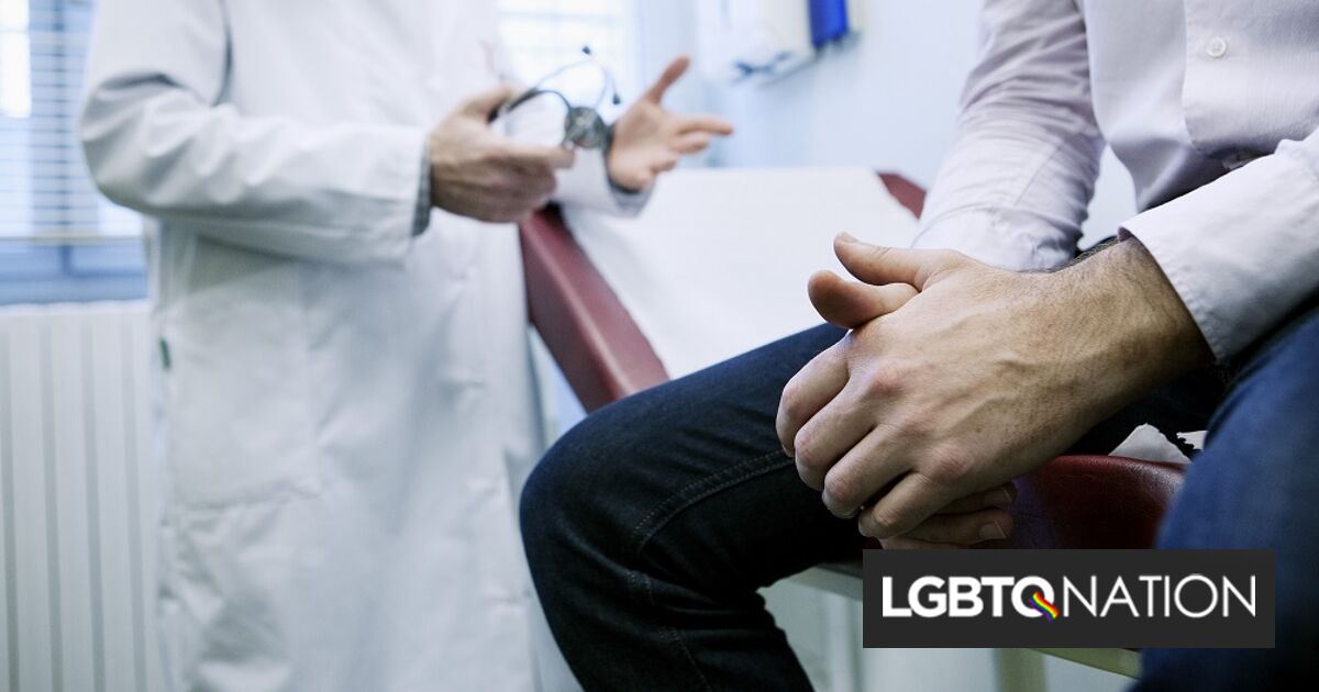 Un médico obtuso atribuye el dolor de espalda crónico de un hombre gay a las relaciones sexuales con su marido