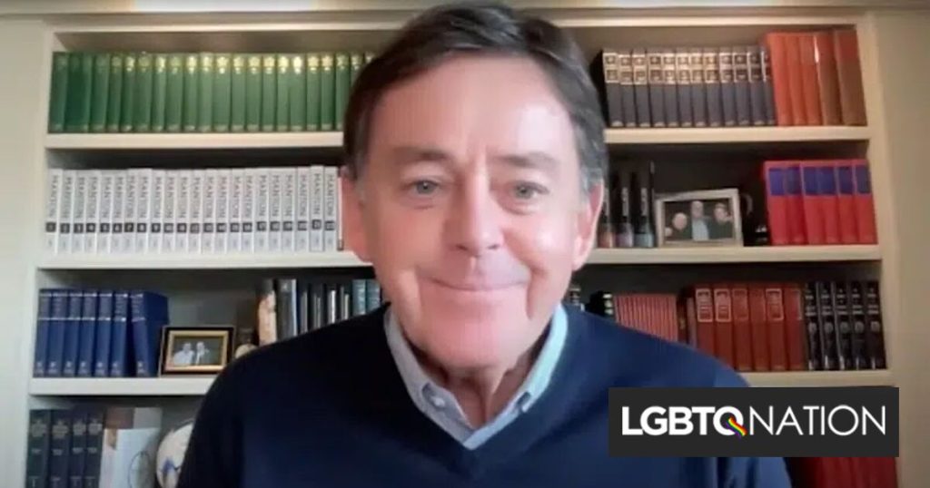 Un pastor cristiano le dijo a la abuela que fuera a la “boda homosexual” de su nieto.  Lo despidieron.