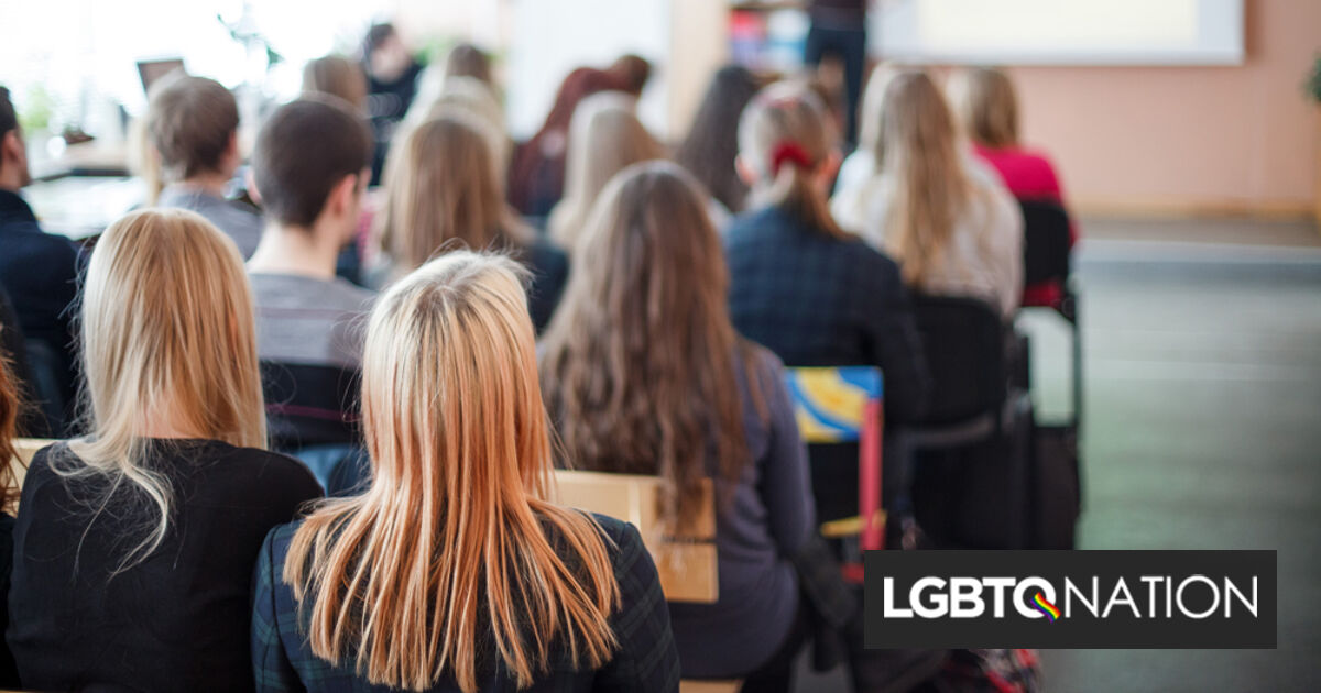 Una escuela sacó a 2 estudiantes de la clase de una profesora lesbiana.  Sus padres querían un maestro heterosexual.