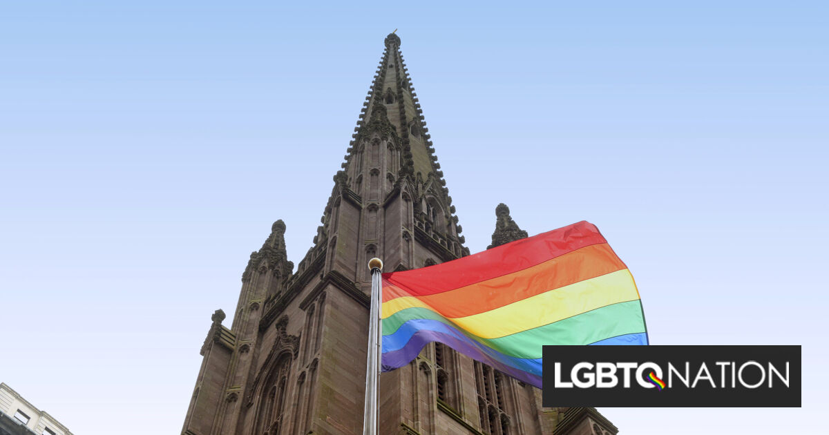 Una iglesia respondió con amor después de que alguien destrozara con odio su pancarta de afirmación LGBTQ+