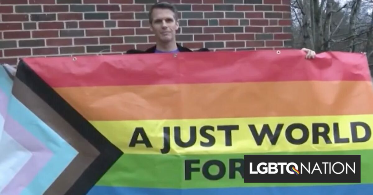 Vándalo derriba la pancarta arcoíris de una iglesia en posible crimen de odio