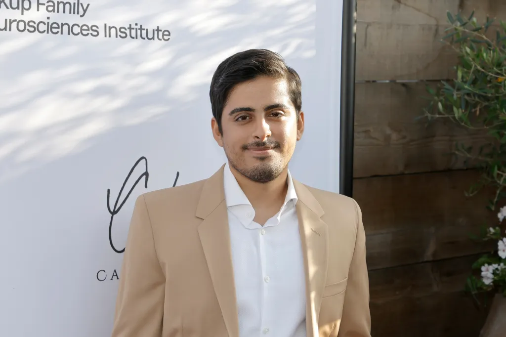 Hombre bisexual famoso: Karan Brar en una alfombra roja