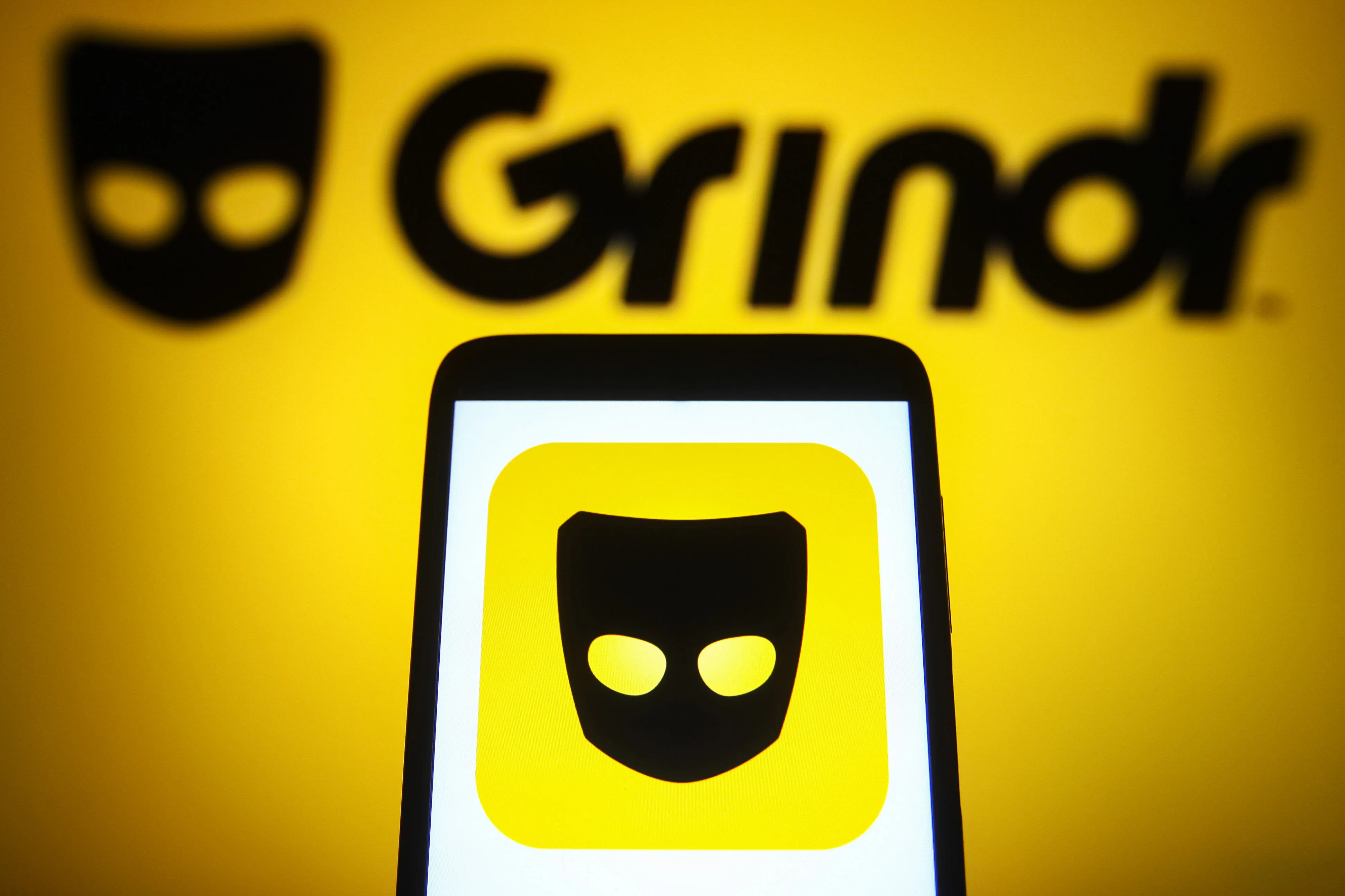 El filtro transinclusivo de Grindr enfurece a un activista por los derechos de los homosexuales: "Elimina tu servicio"