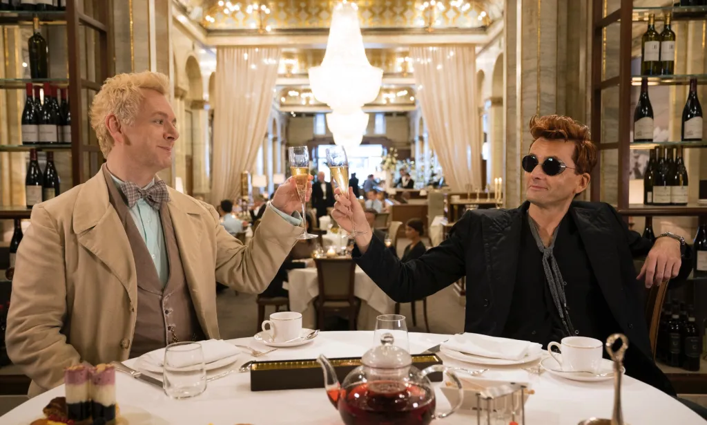 Michael Sheen como Azirafel (izq.) y David Tennant y Crowley (der.) en Good Omens.