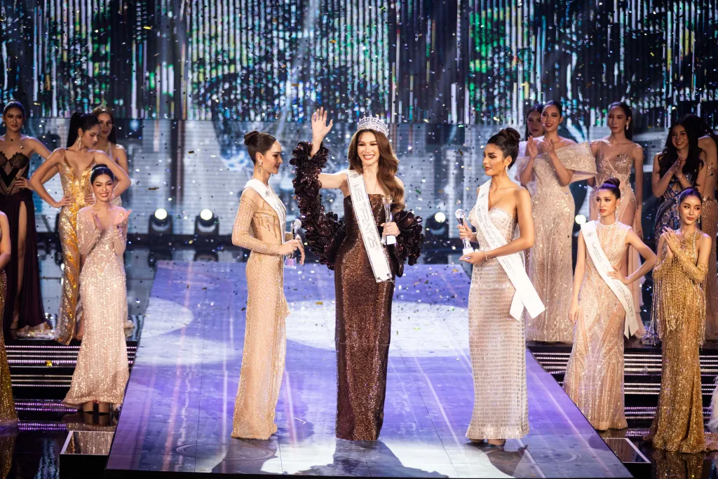 Asistente de vuelo trans coronada Miss Tiffany's Universe en Tailandia